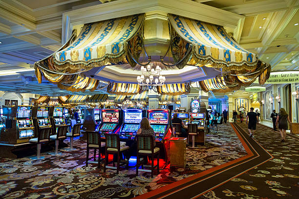 Live dealer broadcasting Texas Hold'em Bonus from professional studio on kaca